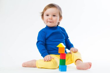 Beyaz arka plan üzerinde izole dices ile oynayan küçük çocuk