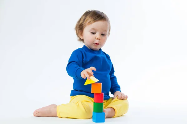 Beyaz arka plan üzerinde izole dices ile oynayan küçük çocuk — Stok fotoğraf