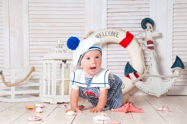 Küçük bir denizci gezgin bir çapa ve bir daire arka plan üzerinde oturur.