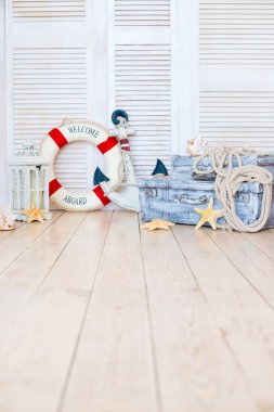 Deniz tarzı dekor seyahat, bavul ve çapa, lifebuoy, fener