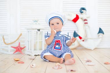 Küçük bir denizci gezgin bir çapa ve bir daire arka plan üzerinde oturur.