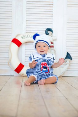 Küçük bir denizci gezgin bir çapa ve bir daire arka plan üzerinde oturur.