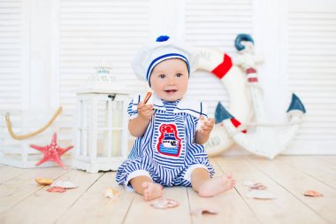 Küçük bir denizci gezgin bir çapa ve bir daire arka plan üzerinde oturur.