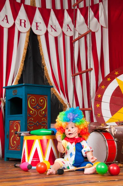 Маленький клоун с красным носом разноцветный парик с яйцами — стоковое фото