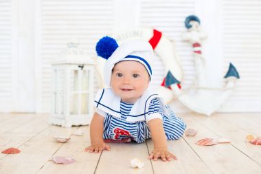 Küçük bir denizci gezgin bir çapa ve bir daire arka plan üzerinde oturur.