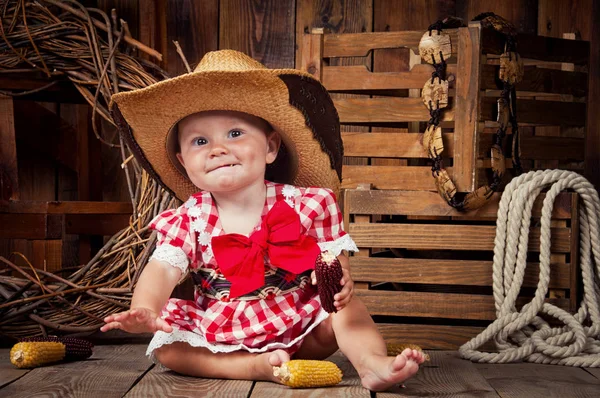 Ragazza allegra bambino vestito in stile country . — Foto Stock