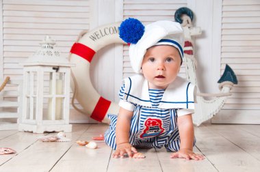 Küçük bir denizci gezgin bir çapa ve bir daire arka plan üzerinde oturur.