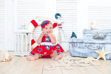 Küçük bir seyahat bavul Kırmızı elbiseli oturur.