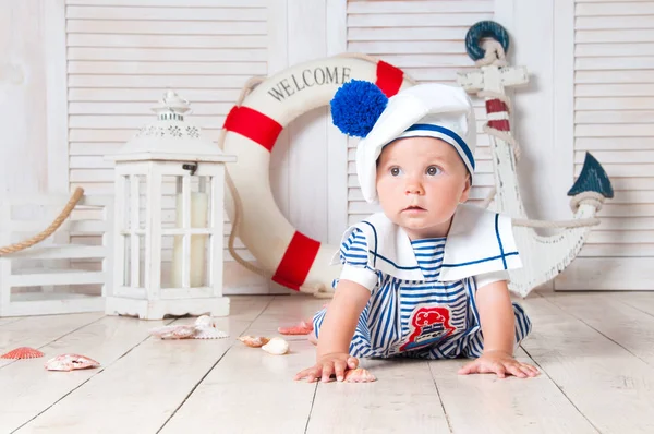 En liten sjöman resenär sitter på bakgrunden av ett ankare och en cirkel. — Stockfoto