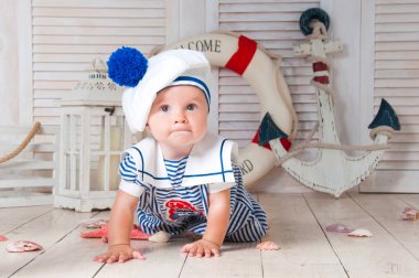 Küçük bir denizci gezgin bir çapa ve bir daire arka plan üzerinde oturur.