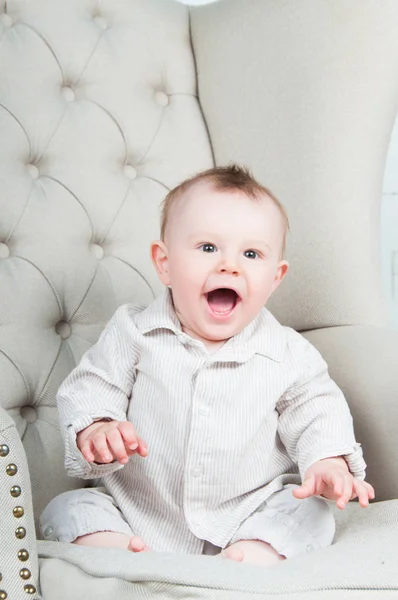 Портрет счастливого радостного красивого мальчика — стоковое фото