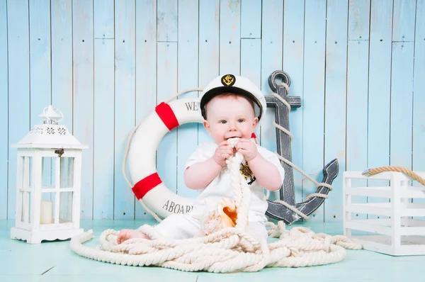 Маленький веселий капітан в морському інтер'єрі — стокове фото