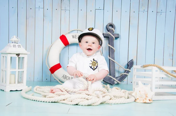 Un piccolo capitano allegro in un interno marittimo — Foto Stock