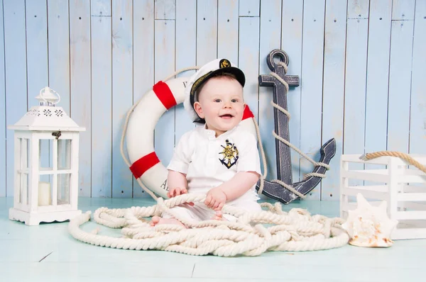 Un piccolo capitano allegro in un interno marittimo — Foto Stock