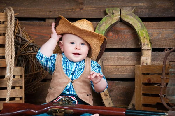 Porträtt av en liten pojke i cowboy inredning — Stockfoto