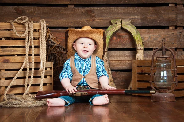 Portret van een kleine jongen in cowboy decor — Stockfoto