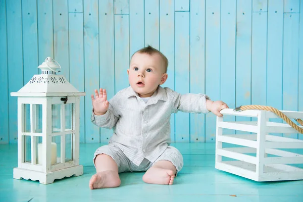 Ritratto di felice gioioso bel bambino — Foto Stock