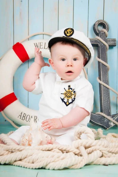 Little kapitanie wesoły chłopiec w morskich wewnętrznych — Zdjęcie stockowe