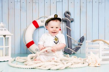 Küçük neşeli çocuk Kaptan Denizcilik iç