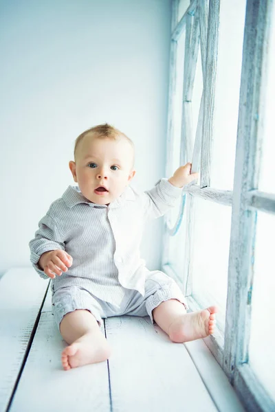 Retrato de feliz alegre y hermoso niño —  Fotos de Stock