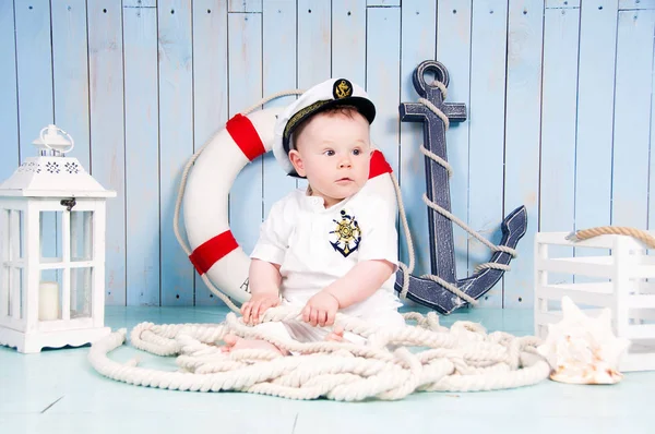 Piccolo ragazzo allegro capitano negli interni marittimi — Foto Stock