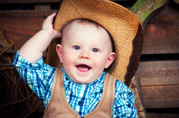 Porträtt av en liten pojke i cowboy inredning — Stockfoto