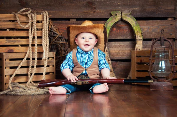 Porträtt av en liten pojke i cowboy inredning — Stockfoto