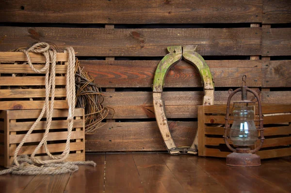 Ainda em estilo cowboy em placas de madeira . — Fotografia de Stock