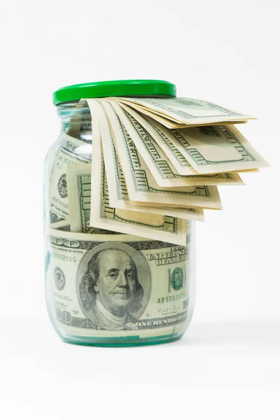 Muchos billetes de banco de 100 dólares estadounidenses en un frasco de vidrio aislado sobre fondo blanco —  Fotos de Stock