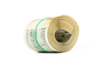 bükülmüş paket 100 dolar faturaları üzerinde beyaz izole