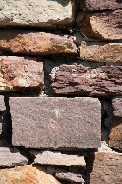 Lo sfondo di un muro di pietra naturale è marrone . — Foto Stock