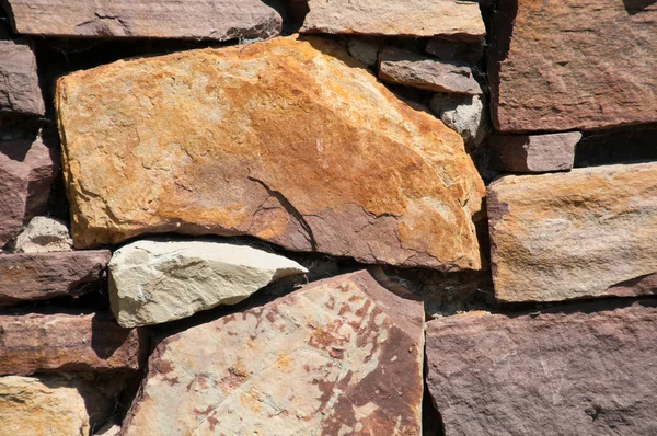 नैसर्गिक दगड बनविलेल्या भिंतीची पार्श्वभूमी तपकिरी आहे . — स्टॉक फोटो, इमेज