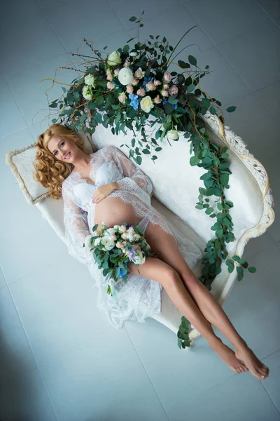 Oszałamiająco piękna Rudowłosa dziewczyna w ciąży z świeżych kwiatów. — Zdjęcie stockowe