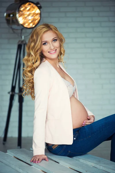 Snygga och vackra gravid flicka ler. — Stockfoto