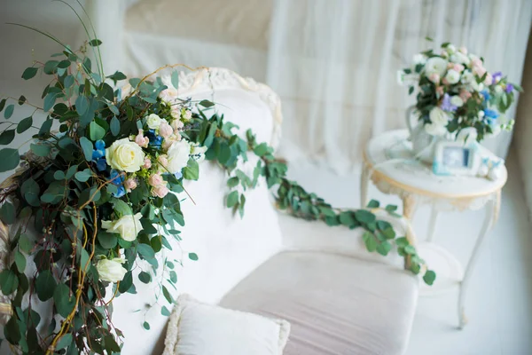 Floristics. Çocuk ayakkabı ve babys cenin ultrason ile güzel bir buket çiçek.