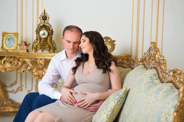 Krásná těhotná pár čeká dítě. Šťastný pár — Stock fotografie