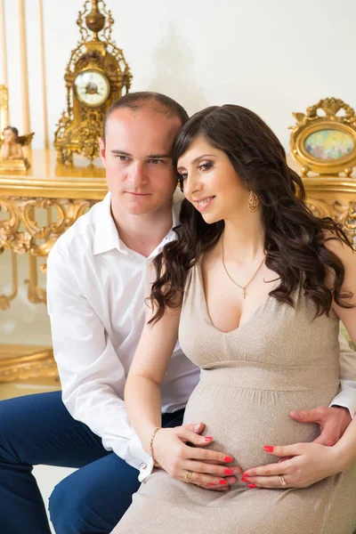 Krásná těhotná pár čeká dítě. Šťastný pár — Stock fotografie