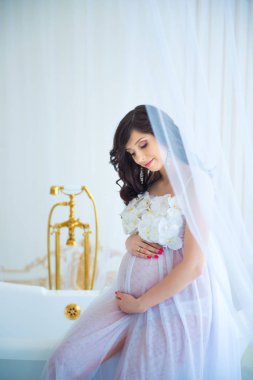 nazik gebelik. güzel ışık beyaz elbise orkide hamile