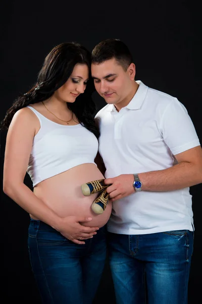 Casal jovem na expectativa de uma criança — Fotografia de Stock