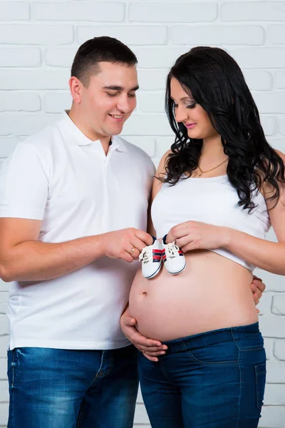 Casal jovem na expectativa de uma criança — Fotografia de Stock