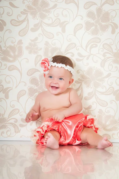 Moda sorridente bambina in mutandine rosa — Foto Stock