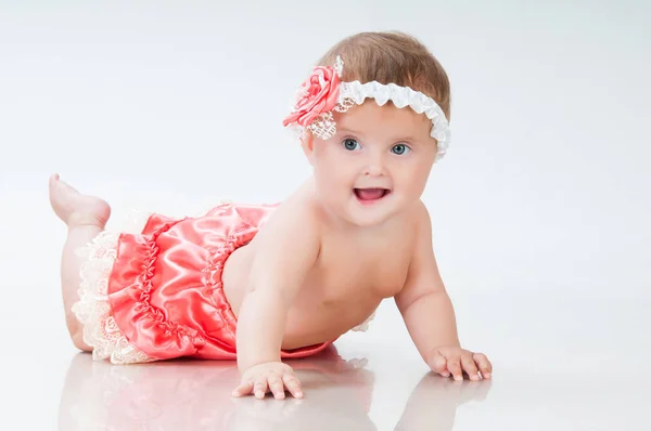 Divatos mosolygós kislány, rózsaszín bugyi — Stock Fotó