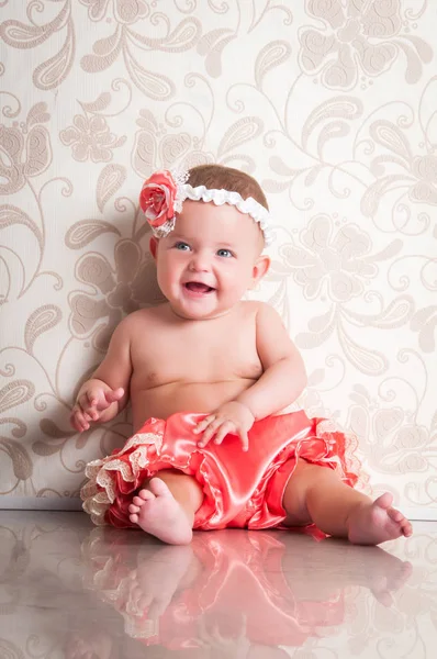 Menina do bebê sorridente na moda em calcinha rosa — Fotografia de Stock