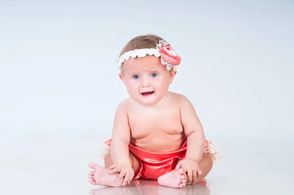 Pembe külot kız moda gülen bebek — Stok fotoğraf