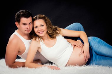 Gebelik çift yalancı bir siyah arka plan üzerine sarılma