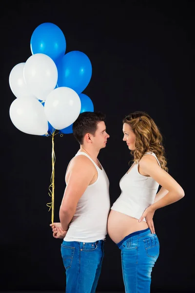 Kocası onun hamile eşi balonlar verir. — Stok fotoğraf