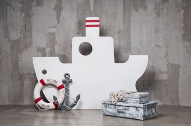 Ahşap tekne bir çapa ve bir daire gri bir arka plan üzerinde. Seyahat bekliyor.