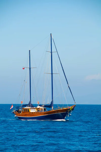 Et skip med seil ned på sjøhorisonten . – stockfoto
