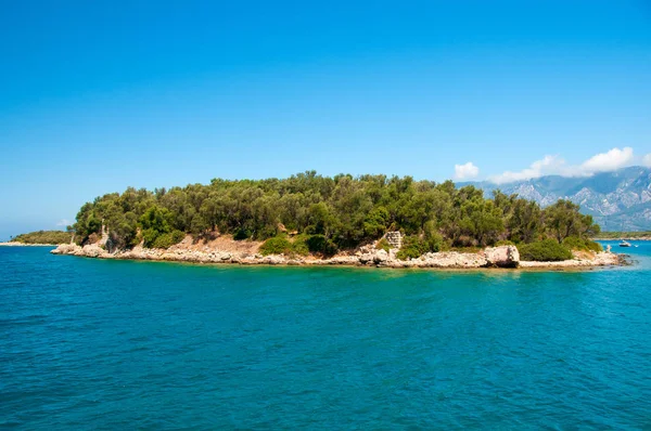 Paisaje del Mar Mediterráneo. Montañas y el mar de Turquía . — Foto de Stock