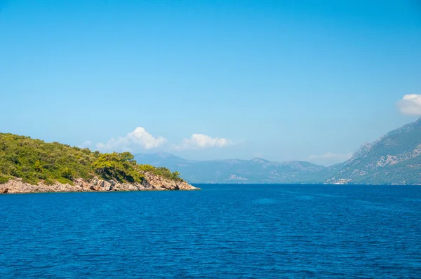 Paisaje del Mar Mediterráneo. Montañas y el mar de Turquía . — Foto de Stock